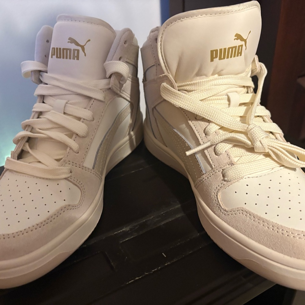 Puma Women's Sneakers in Cream and Gold